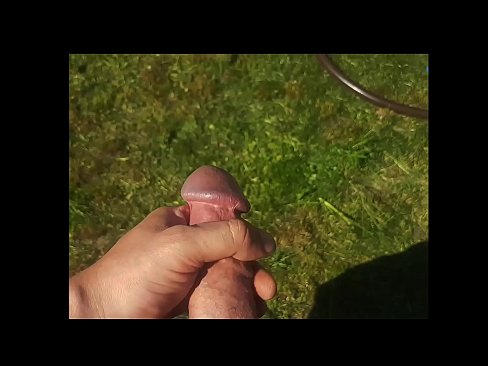 ❤️ O bunăciune fierbinte își face sex cu păsărica roz și ejaculează cu un squirt într-o grădină de vară at ro.pinkporno.ru ❌