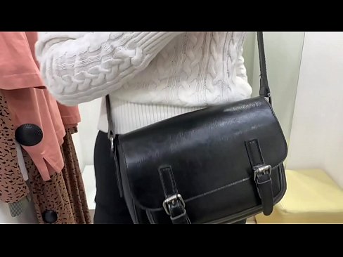 ❤️ Masturbarea în public a tinerei târfe FeralBerry cu un dildo în cabina de probă at ro.pinkporno.ru ❌