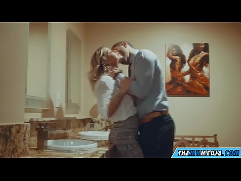 ❤️ Când o blondă cu sânii mari te seduce într-o toaletă publică at ro.pinkporno.ru ❌